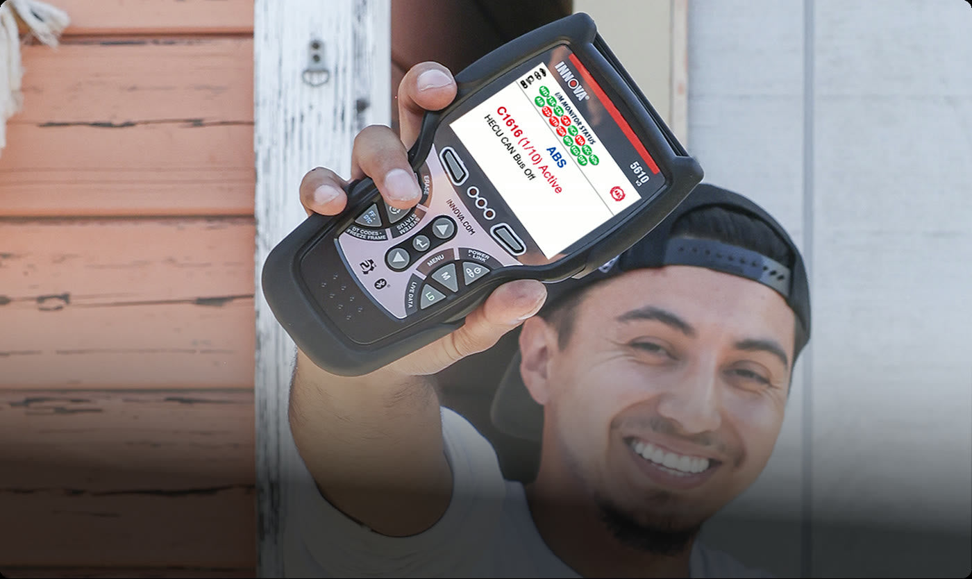 A mechanic holding the Drivitalize 5610